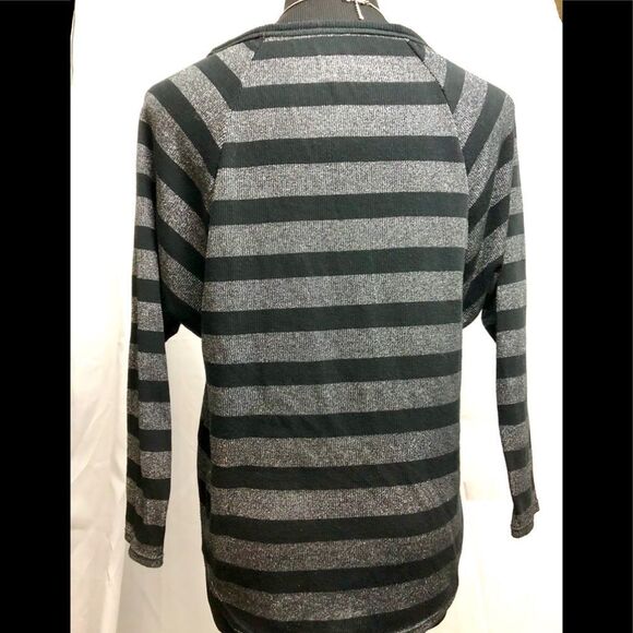 Beautiful sweater by American Eagle Outfitters - Picture 2 of 2